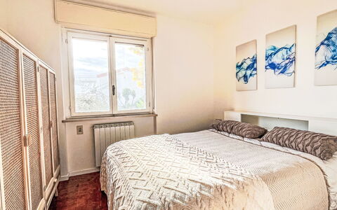 Sirio Vista Blu Apartment: Bed, Bedding, Interior Design, Bedroom, Furniture, Bed Sheet, Wall, Floor, Flooring, Room