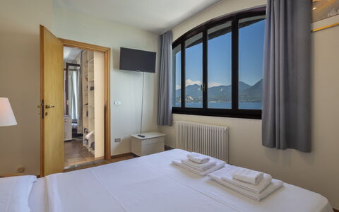 Leonard Lake: Bedroom, Bed, Bedding, Bed Frame, Bed Sheet, Hotel, Mattress, Linens, Lamp, Balcony