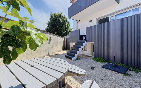 Wanderlust Belgium with Parking: Composite Material, Shade, Garden, Concrete, Landscaping, Backyard, Yard, Balcony, Courtyard, Home Fencing