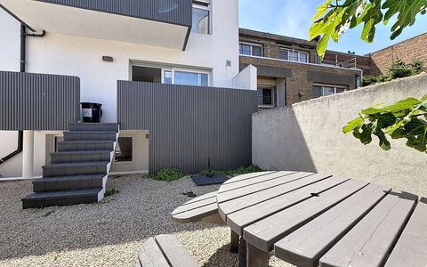 Wanderlust Belgium with Parking: Wall, Residential Area, Home, Composite Material, Concrete, Balcony, Apartment, Courtyard, Garden, Yard