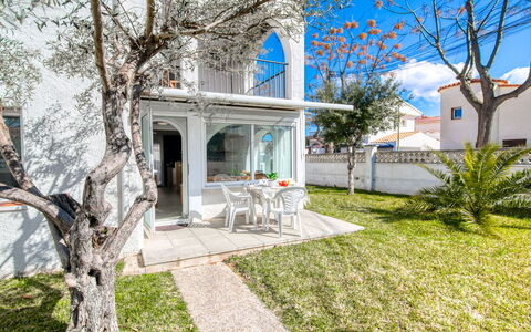 Empuriabrava 542: Porch, Shade, Estate, Landscaping, Balcony, Villa