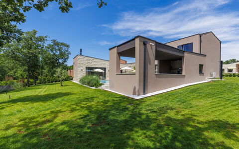 La Mari: Architecture, Home, Facade, Residential Area, House, Roof, Estate, Garden, Landscaping, Cottage