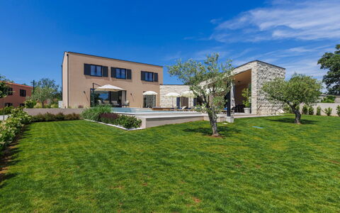 Sola: Residential Area, Home, Estate, Garden, Driveway, Lawn, Landscaping, Mansion, Suburb, Farmhouse