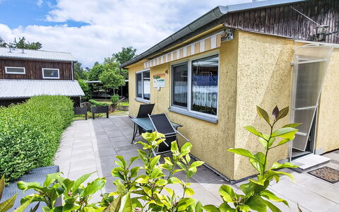 Bungalow am Grienericksee: House, Roof, Home, Shrub, Residential Area, Cottage, Land Lot, Garden, Yard, Siding