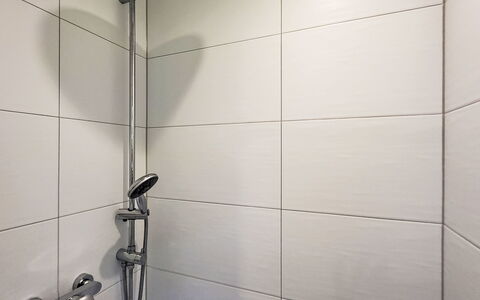 Bungalow am Grienericksee: Flooring, Floor, Tile, Bathroom, Plumbing Fixture, Plumbing, Ceramic