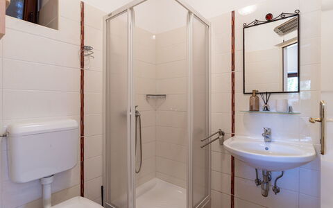 Lovran 325: Bathroom Sink, Plumbing Fixture, Flooring, Bathroom, Interior Design, Floor, Sink, Room, Tap, Plumbing
