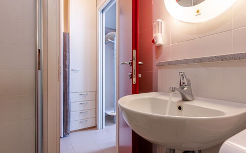 Alba 46: Bathroom Sink, Plumbing Fixture, Bathroom, Sink, Flooring, Interior Design, Floor, Tap, Plumbing, Room