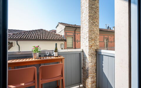 Alba 46: Home, Apartment, Wood Stain, Balcony, Daylighting