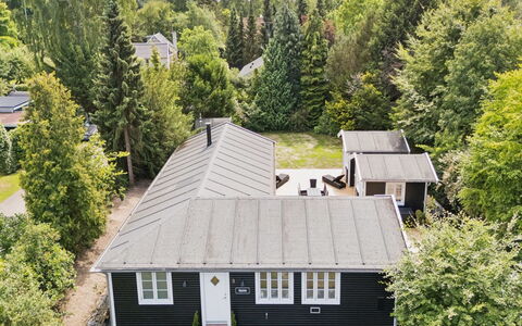 Har - 685M from the Sea: Building, Window, Roof, House, Home, Residential Area, Cottage, Shrub, Siding, Estate
