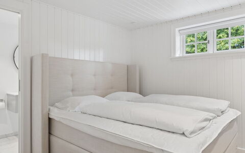 Har - 685M from the Sea: Bedroom, Bed, Flooring, Floor, Bedding, Bed Sheet, Bed Frame, Linens, Mattress, Hardwood