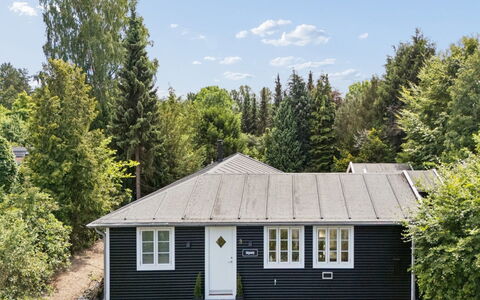 Har - 685M from the Sea: Building, Roof, House, Wood, Home, Cottage, Siding, Shrub, Residential Area, Door