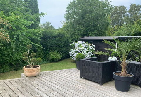 Har - 685M from the Sea: Flowerpot, Shrub, Garden, Deck, Houseplant, Shade, Hardwood, Outdoor Furniture, Backyard
