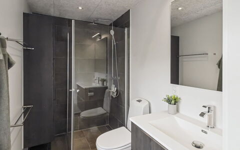 Milan - 20Km from the Sea: Flooring, Plumbing Fixture, Floor, Bathroom, Plumbing, Sink, Ceiling, Tap, Toilet