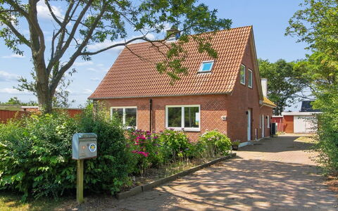 Milan - 20Km from the Sea: Roof, House, Home, Cottage, Door, Siding, Estate, Lawn, Yard, Porch