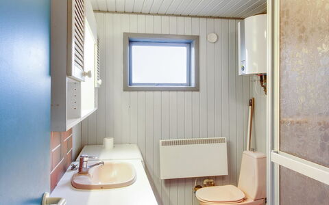 Kate - 700M to the Fjord: Wall, Plumbing Fixture, Bathroom Sink, Flooring, Wood, Floor, Sink, Bathroom, Interior Design, Toilet