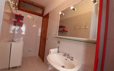 Myriam: Bathroom Sink, Plumbing Fixture, Bathroom, Flooring, Sink, Floor, Interior Design, Tap, Room, Plumbing