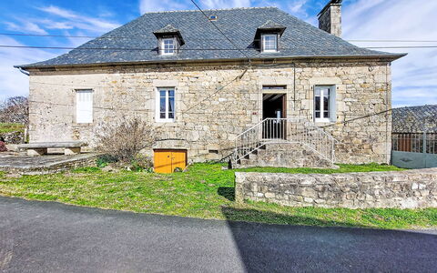 Gîte Saint Sauveur: Building, Daytime, Skyscraper, Metropolitan Area, City, Apartment, Urban Area, Architecture, Condominium