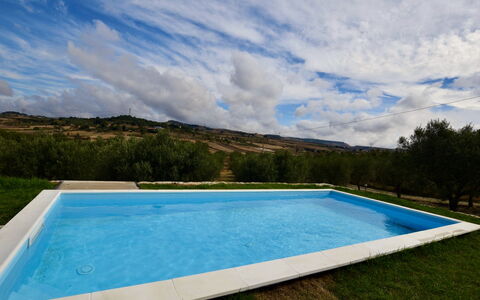 Villa Margi: Blue, Swimming Pool, Backyard