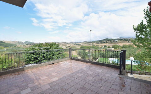 Villa Margi: Hill, Fence, Mountain Range, Balcony, Ridge, Handrail, Home Fencing, Baluster