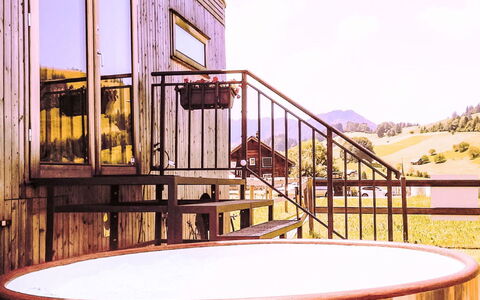 Boutique Tiny House: Bathtub, Wood Stain, Jacuzzi, Hardwood