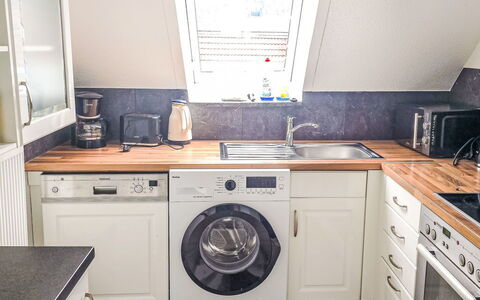 Breite Straße: Washing Machine, Major Appliance, Flooring, Clothes Dryer, Kitchen Appliance, Kitchen, Home Appliance, Laundry Room, Floor, Interior Design