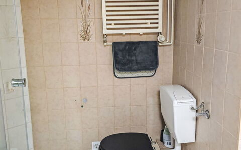 Breite Straße: Toilet Seat, Toilet, Bathroom, Plumbing Fixture, Flooring, Floor, Plumbing, Interior Design, Tile, Sink