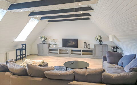 Breite Straße: Interior Design, Flooring, Wood, Ceiling, Furniture, Floor, Attic, Lighting, Room, Living Room