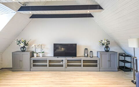 Breite Straße: Flooring, Wood, Interior Design, Floor, Furniture, Ceiling, Room, Living Room, Cabinetry, Wood Flooring