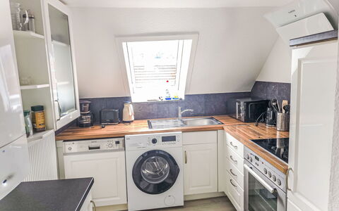 Breite Straße: Major Appliance, Kitchen, Kitchen Appliance, Flooring, Interior Design, Countertop, Floor, Home Appliance, Washing Machine, Cabinetry
