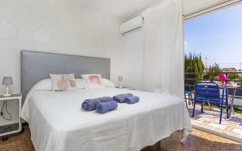 Mi Capricho: Furniture, Interior Design, Flooring, Bedroom, Floor, Bed, Bed Sheet, Bedding, Room, Ceiling