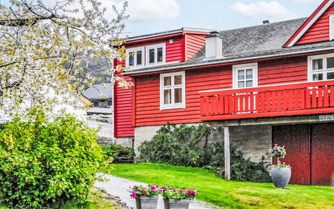 Floren: Building, Window, Red, House, Home, Residential Area, Shrub, Roof, Cottage, Groundcover