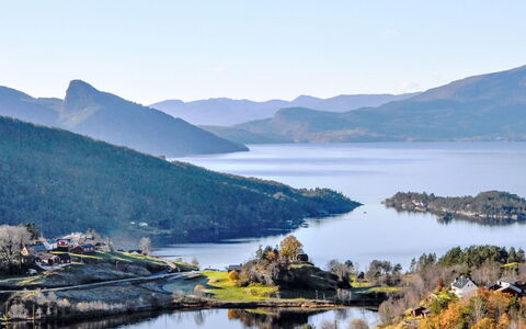 Floren: Water, Body Of Water, Mountainous Landforms, Natural Landscape, Landscape, Mountain, Highland, Hill, Bank, Lake