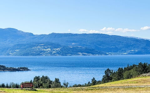Floren: Sky, Blue, Mountainous Landforms, Body Of Water, Green, Natural Landscape, Hill, Horizon, Mountain