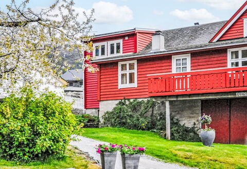 Floren: Building, Window, Red, House, Home, Residential Area, Shrub, Roof, Cottage, Groundcover