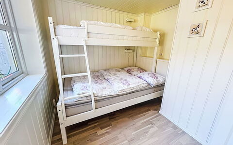 Hagen: Wood, Bedroom, Floor, Flooring, Bed, Bedding, Bed Frame, Bed Sheet, Wood Stain, Hardwood