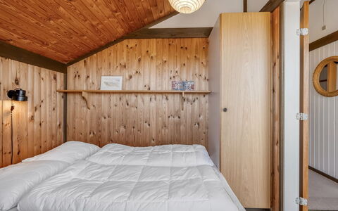 Flory - 400M from the Sea: Wood, Interior Design, Ceiling, Bedroom, Floor, Bed, Flooring, Lighting, Home, Light Fixture