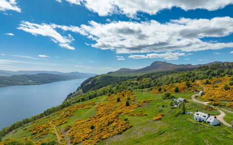 Bunloit Combi: Mountainous Landforms, Green, Mountain, Hill, Natural Landscape, Vegetation, Highland, Landscape, Terrain, Wilderness