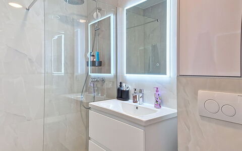 Lidija: Interior Design, Plumbing Fixture, Bathroom, Flooring, Mirror, Floor, Bathroom Cabinet, Tap, Plumbing, Sink