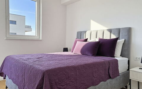 Lidija: Bed, Furniture, Bedding, Bedroom, Bed Sheet, Interior Design, Linens, Flooring, Floor, Textile