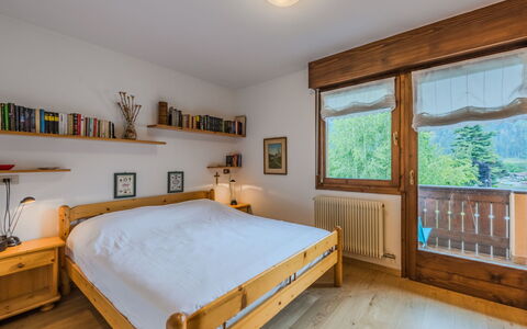Ginepro: Bed, Furniture, Interior Design, Bedroom, Room, Wood, Flooring, Ceiling, Floor, Bedding
