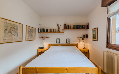Ginepro: Bed, Furniture, Interior Design, Bedroom, Bedding, Wall, Bed Sheet, Flooring, Floor, Wood