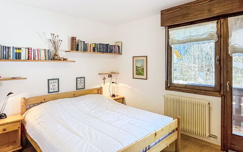 Ginepro: Bed, Furniture, Interior Design, Bedroom, Wall, Bedding, Bed Sheet, Flooring, Wood, Floor