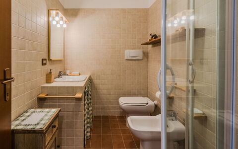 Ginepro: Wall, Flooring, Bathroom, Floor, Plumbing Fixture, Interior Design, Bathroom Sink, Plumbing, Lighting, Toilet