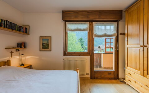 Ginepro: Interior Design, Wall, Furniture, Bedroom, Bed, Wood, Flooring, Room, Floor, Ceiling