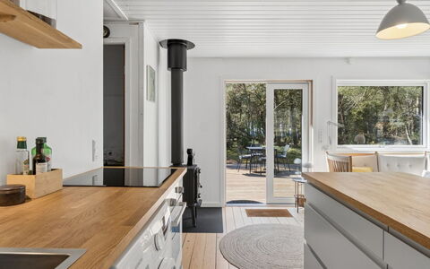 Ermelina - 150M from the Sea: Kitchen, Countertop, Flooring, Wood, Interior Design, Furniture, Floor, Kitchen Appliance, Wood Flooring, Cabinetry