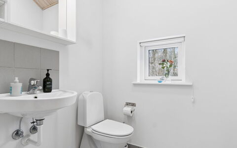 Aarre - 1Km from the Sea: Toilet Seat, Bathroom, Plumbing Fixture, Wall, Toilet, Flooring, Sink, Floor, Interior Design, Bathroom Sink