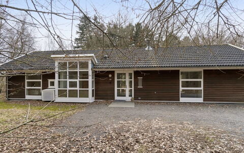 Aarre - 1Km from the Sea: Building, Branch, House, Home, Residential Area, Roof, Architecture, Cottage, Siding, Door