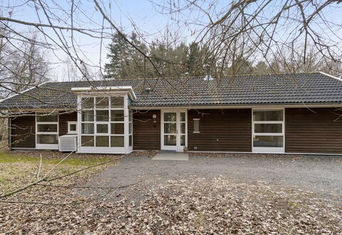 Aarre - 1Km from the Sea: Building, Branch, House, Home, Residential Area, Roof, Architecture, Cottage, Siding, Door