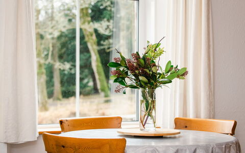 Old Stable & Dairy Combi: Furniture, Interior Design, Table, Textile, Cut Flowers, Dining Room, Floristry, Tableware