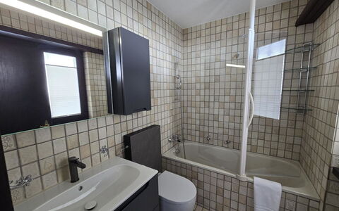 Casa la Schmetta 54: Bathroom, Plumbing Fixture, Wall, Interior Design, Flooring, Floor, Sink, Bathtub, Bathroom Sink, Tap